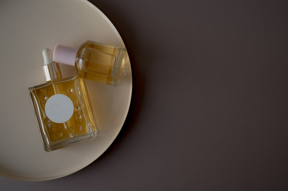 Frascos de perfume sobre una bandeja