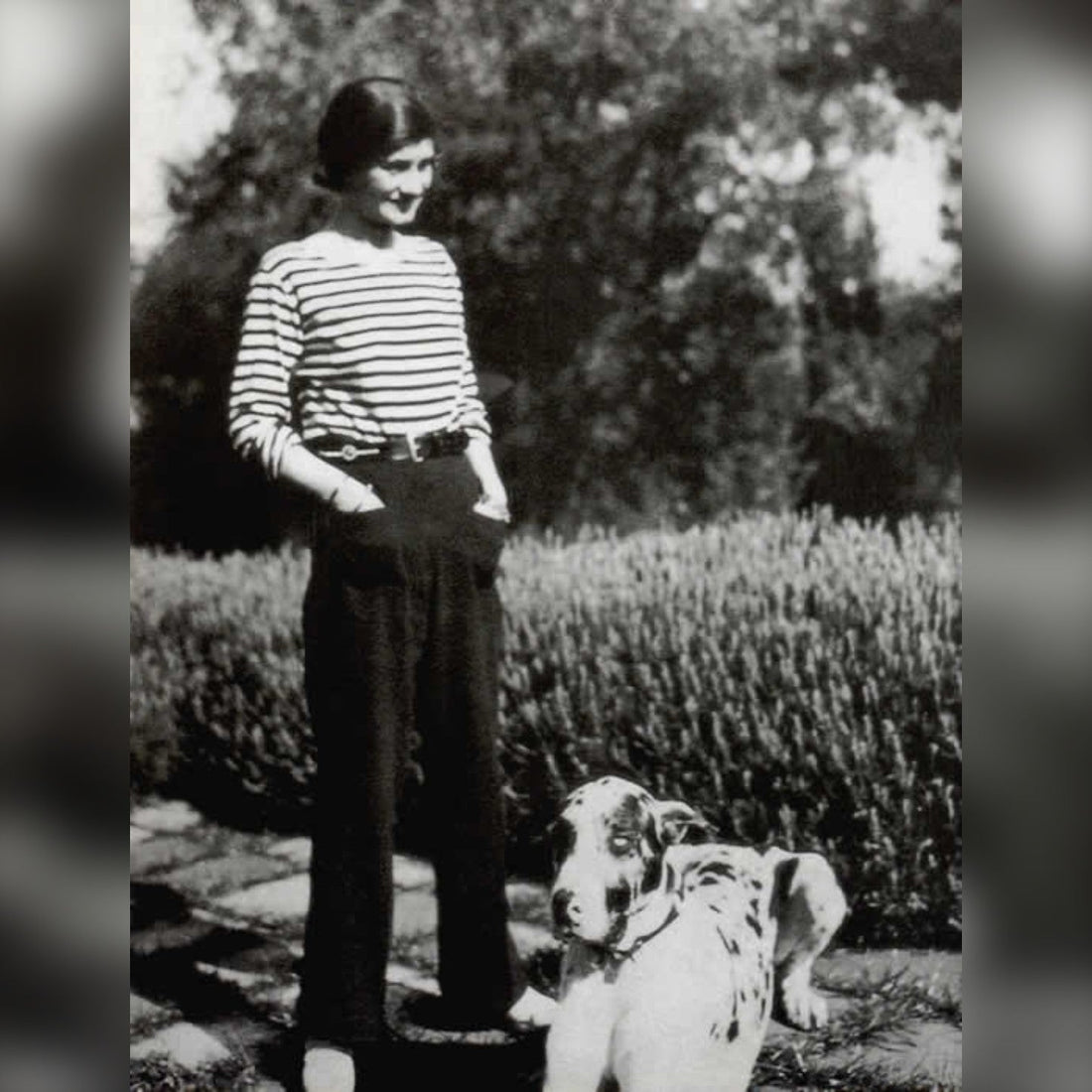 Historia de Coco Chanel: Gabrielle Chanel con camiseta marinera